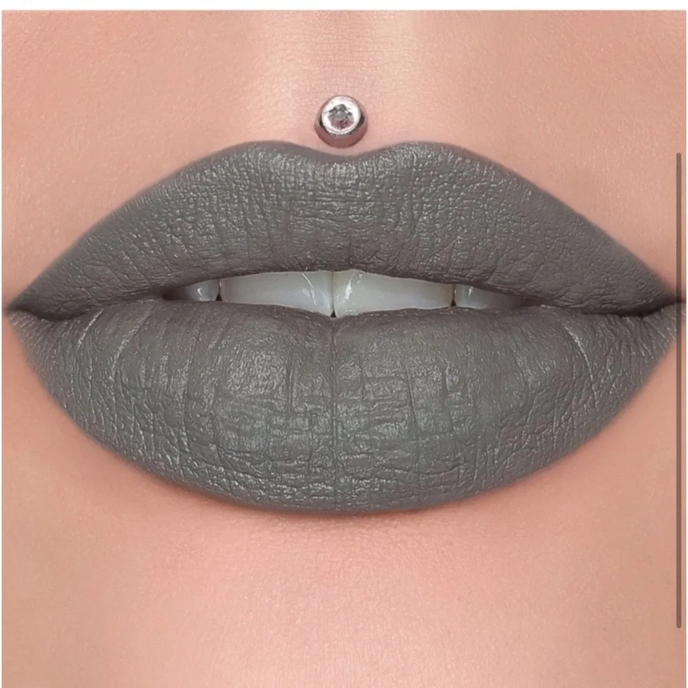 🎅🏻 SALE Jeffree Star Velvet Trap Drill Sergeant  lipstick mild gray new in box
